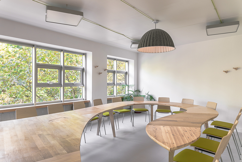 projet  Salle de réunion : table en réemploi, fixe mais adaptables aux usages | photographie : B.François